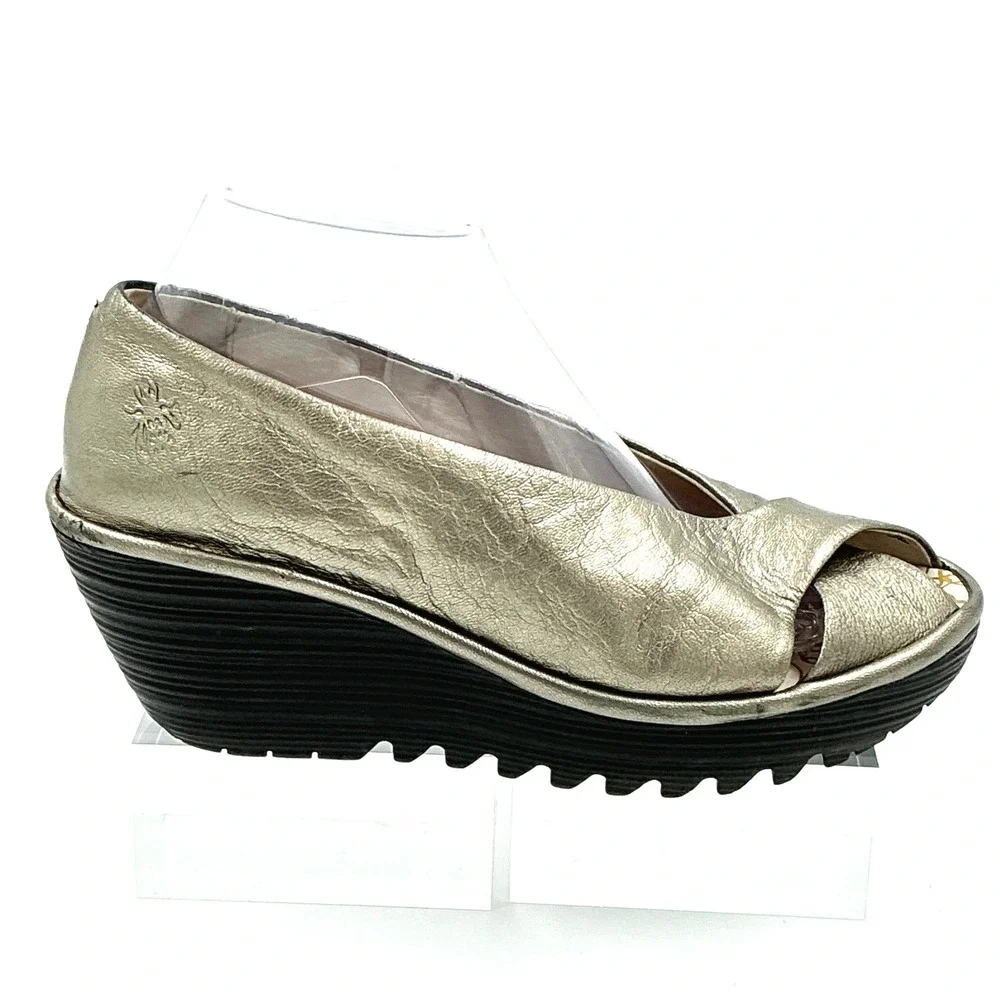 Fly London Size 39 US 8.5 Wedge Sandals Pewter Metallic Leather Peep Toe Yala